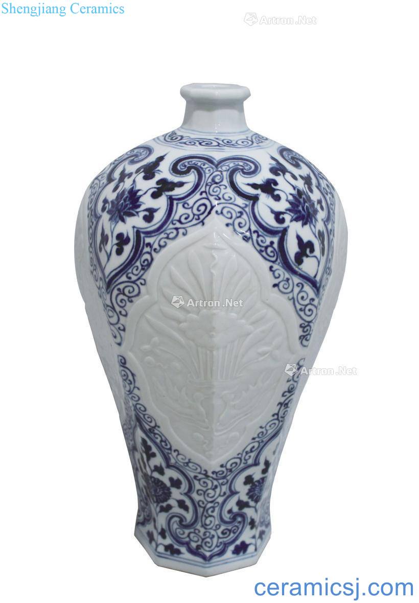 In the Ming dynasty Yongle four medallion eight arrises blue plum bottle