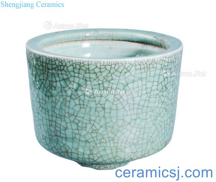 Ming Longquan celadon plum green ice crack furnace with three legs