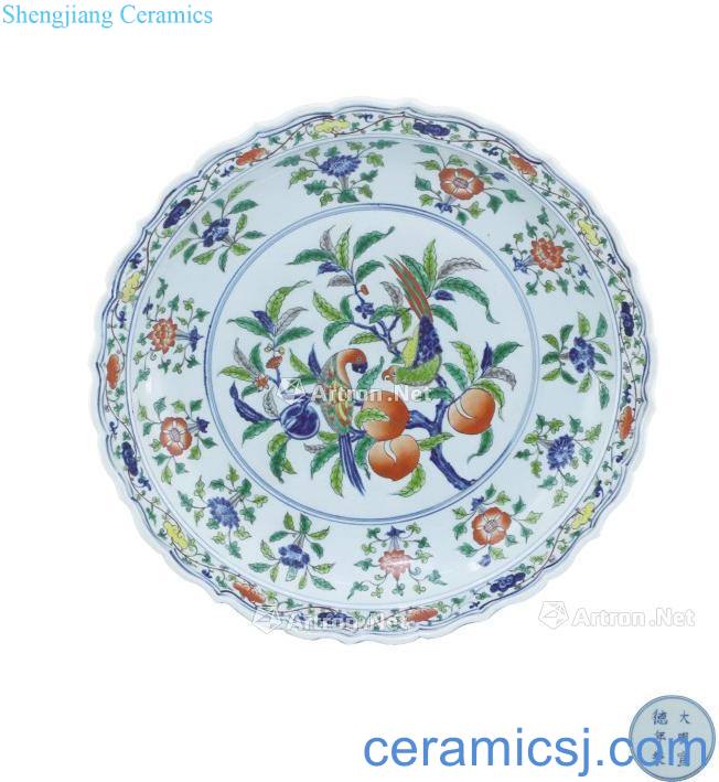 Blue and white color painting of flowers and wen ling mouth fold along the plate