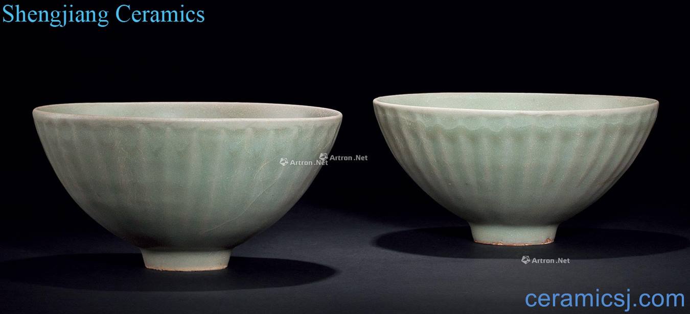 Ming or earlier Longquan celadon green glaze chrysanthemum petals bowl (a)