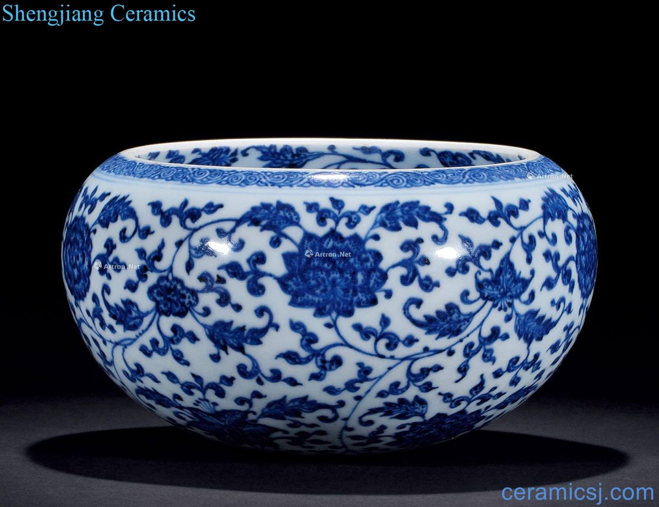 Qing qianlong Blue and white inside and outside the lotus flower grain port