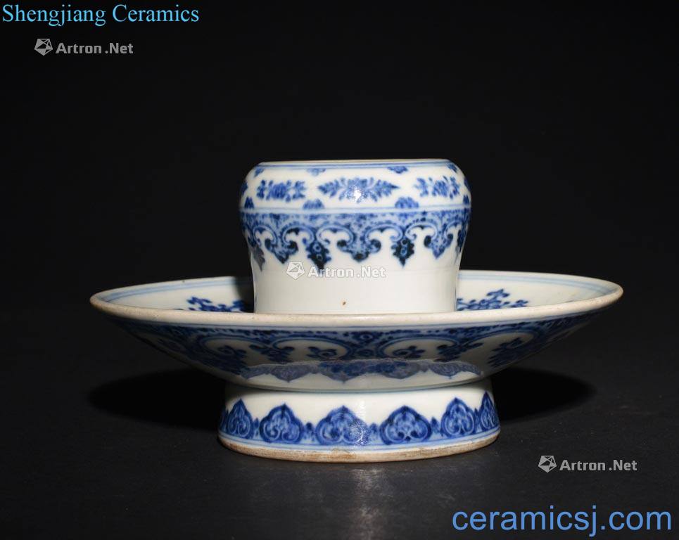 The Qing Dynasty A BLUE AND WHITE DISH