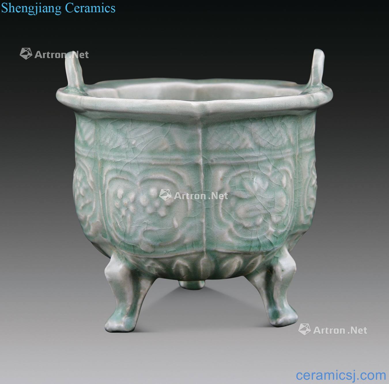 yuan Longquan celadon flower furnace with three legs