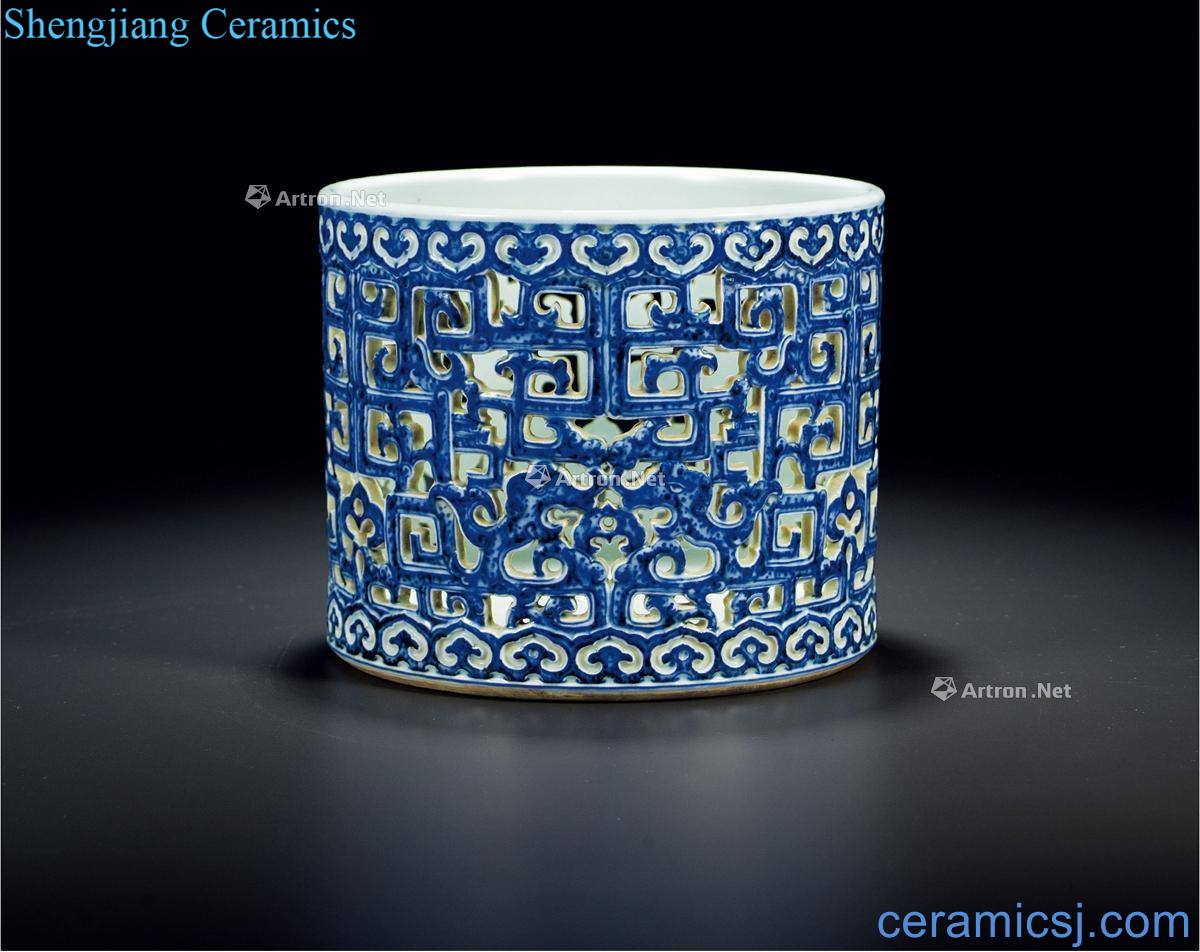 Qing qianlong blue-and-white carve beast grain brush pot