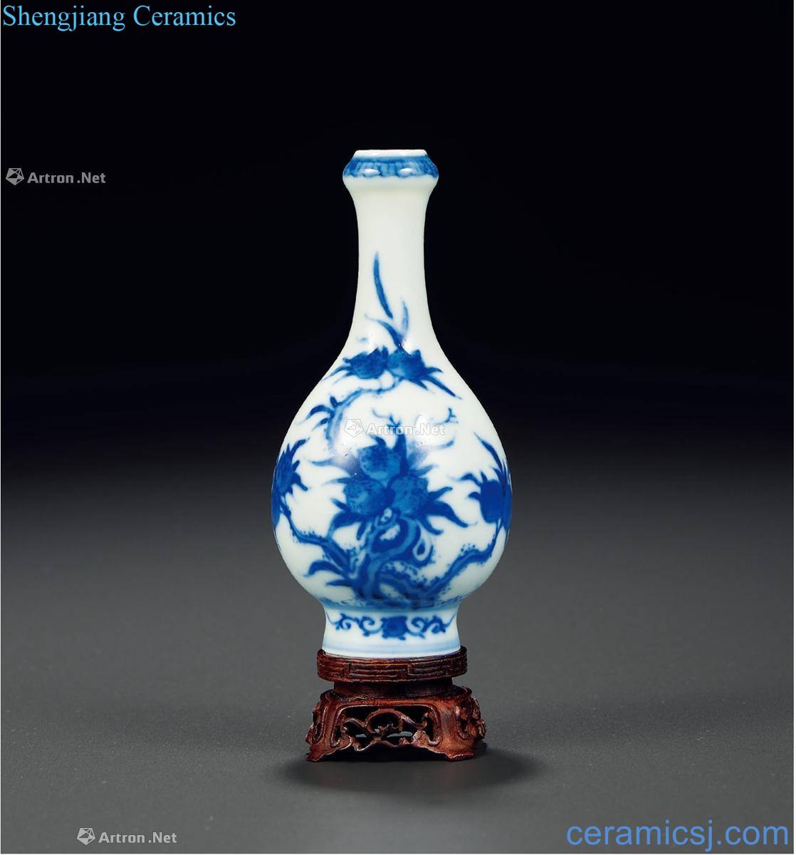 Qing dynasty blue and white peach grain small bottle