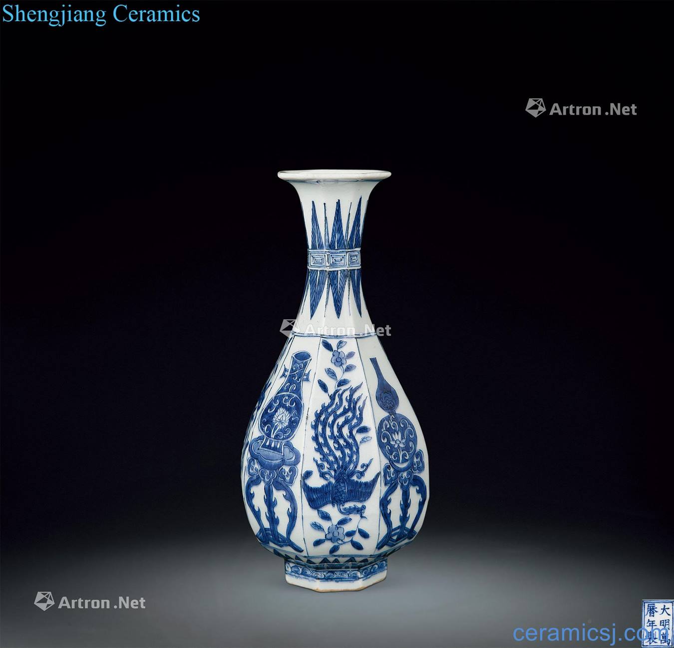 qing Blue and white longfeng eight arrises bottles