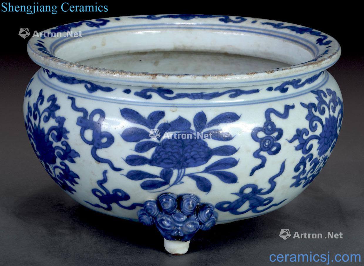 The late qing dynasty Blue and white flower furnace with three legs
