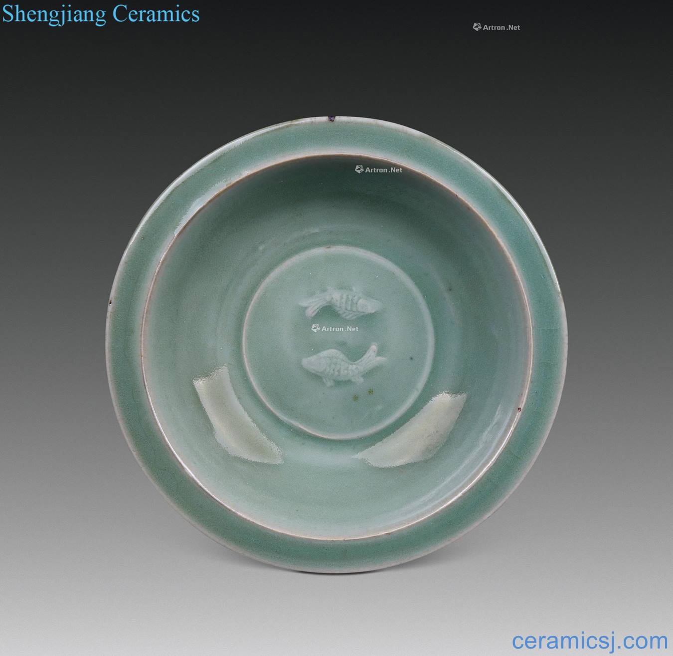 Before the Ming and qing dynasties Longquan celadon Pisces bowl (a)