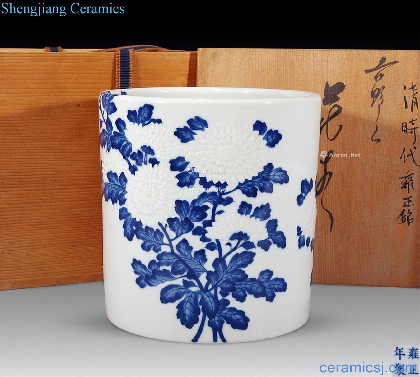 Qing yongzheng Stuck between blue and white chrysanthemum with bottom brush pot
