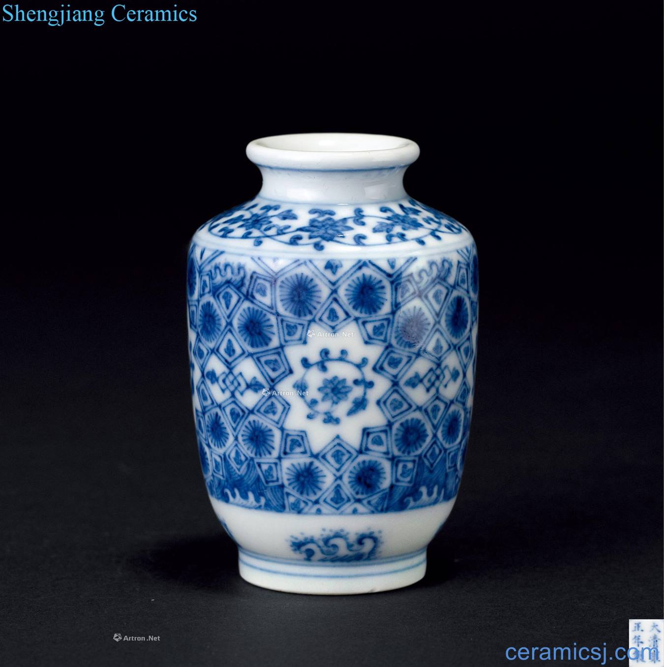 yongzheng Blue and white lotus flower grain small bottle