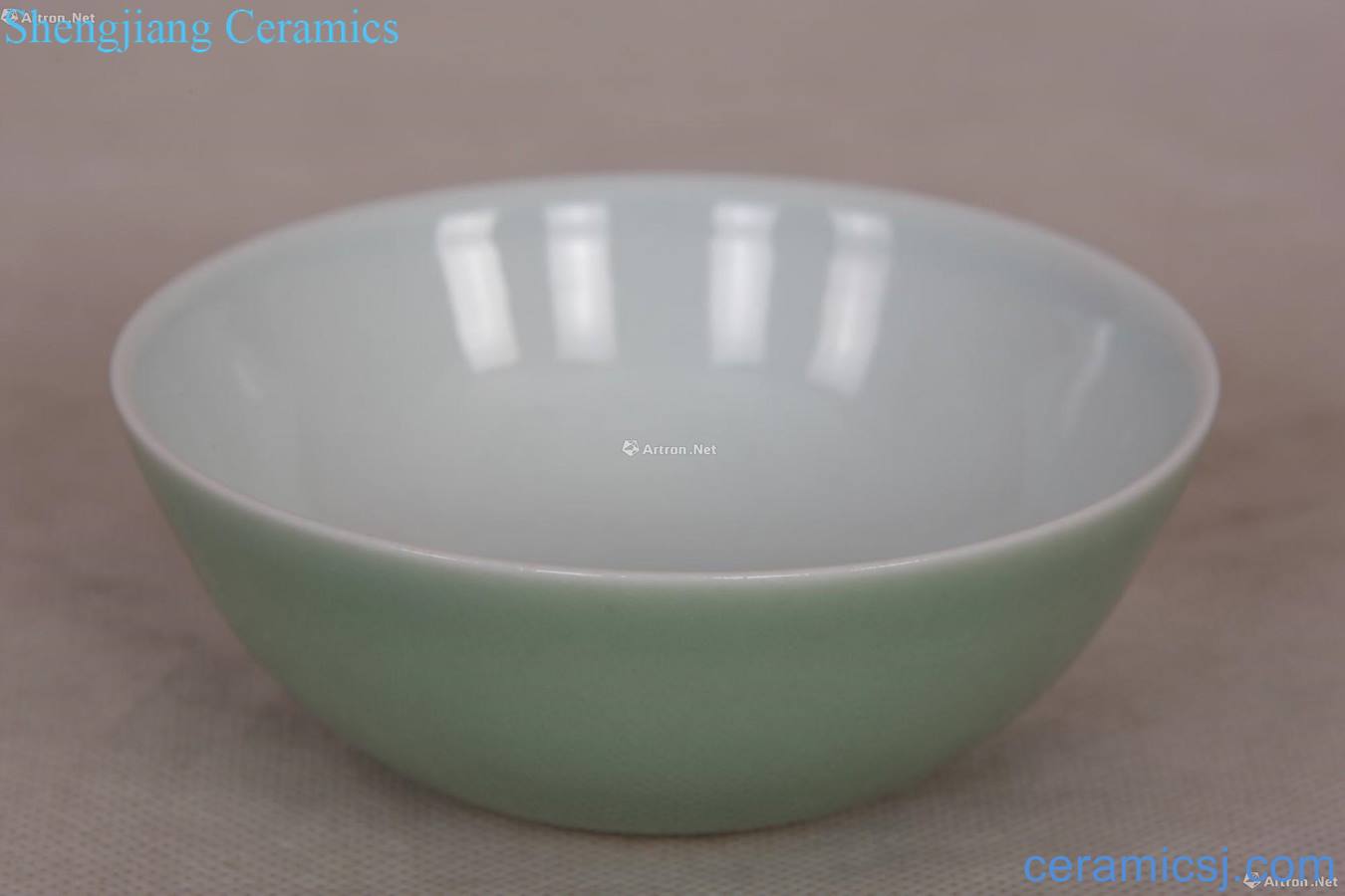 Qianlong pea green glaze lie the foot bowl (imperial)