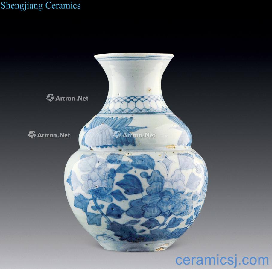 In the qing dynasty Blue and white flowers or bottle