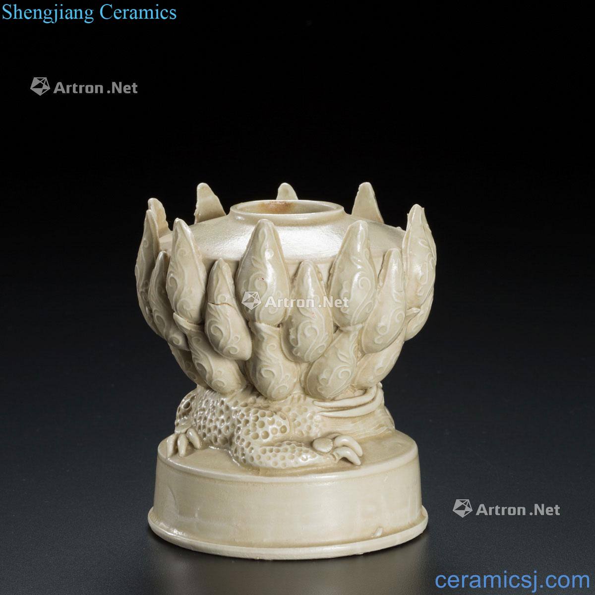 The five dynasties to the song White porcelain decal dragon lotus-shaped type furnace