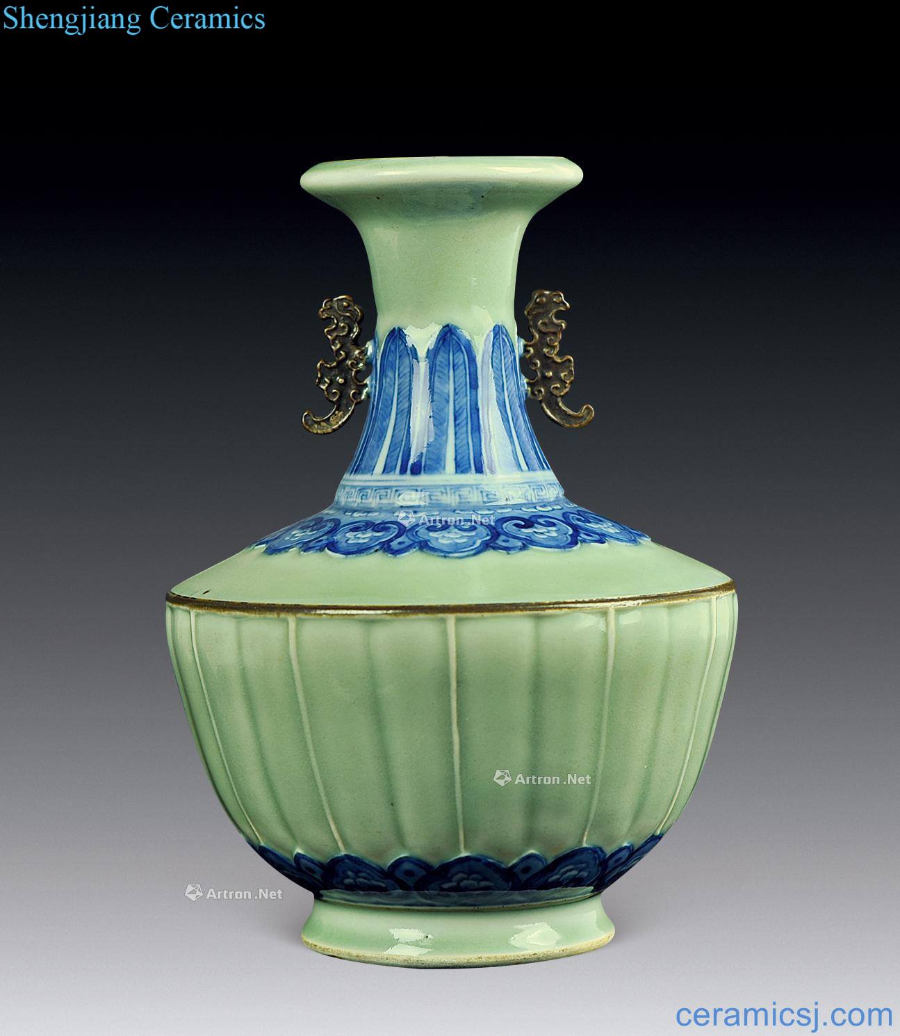 In the qing dynasty Pea green to blue and white in grain dish buccal bottle