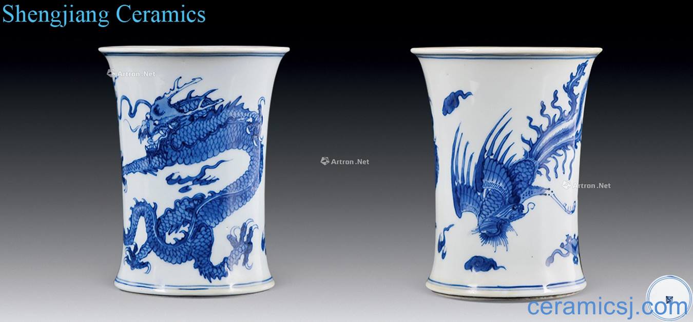 In the qing dynasty Blue and white longfeng pattern brush pot