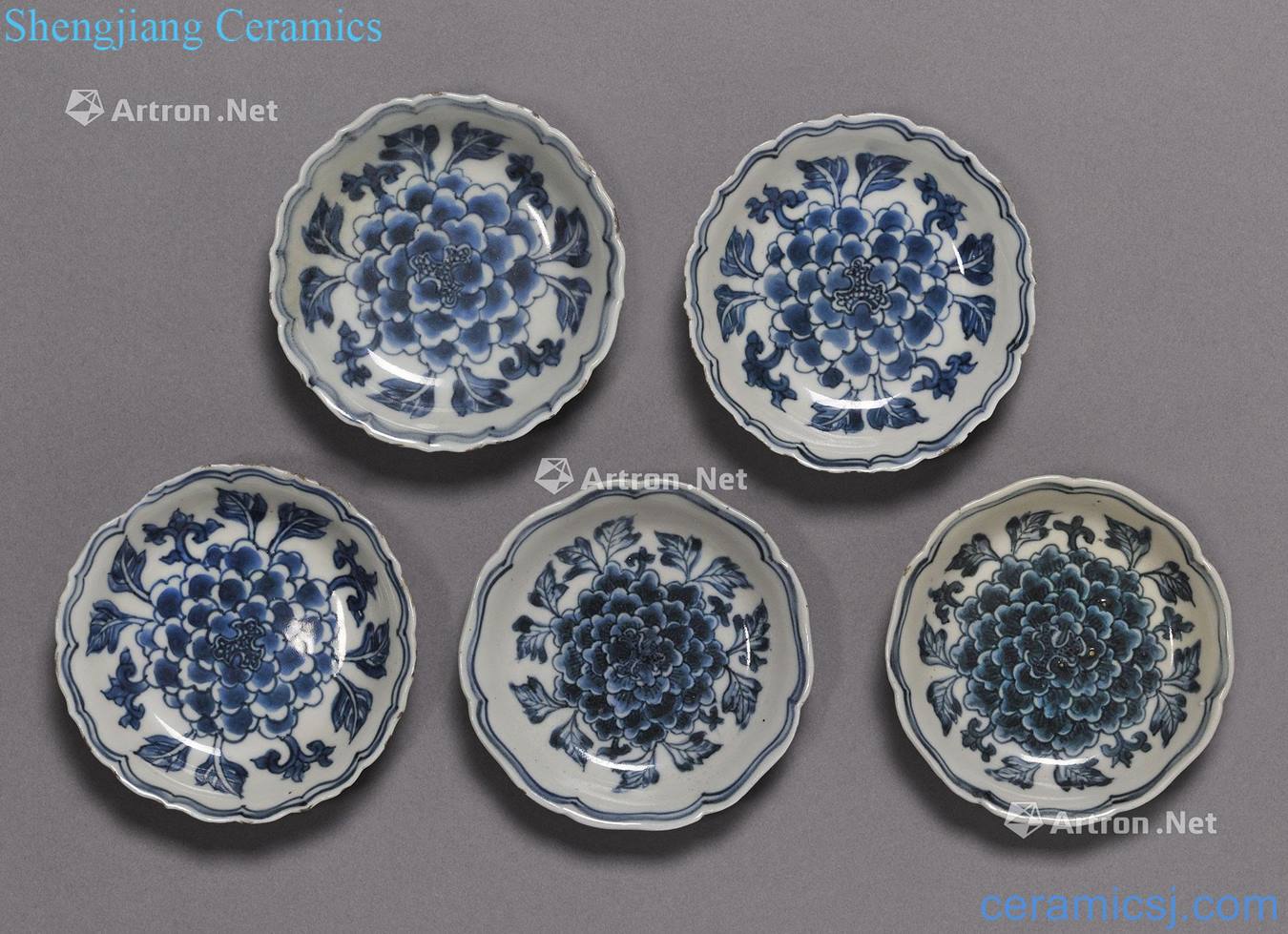 A GROUP OF FIVE SMALL BLUE AND WHITE DISHES