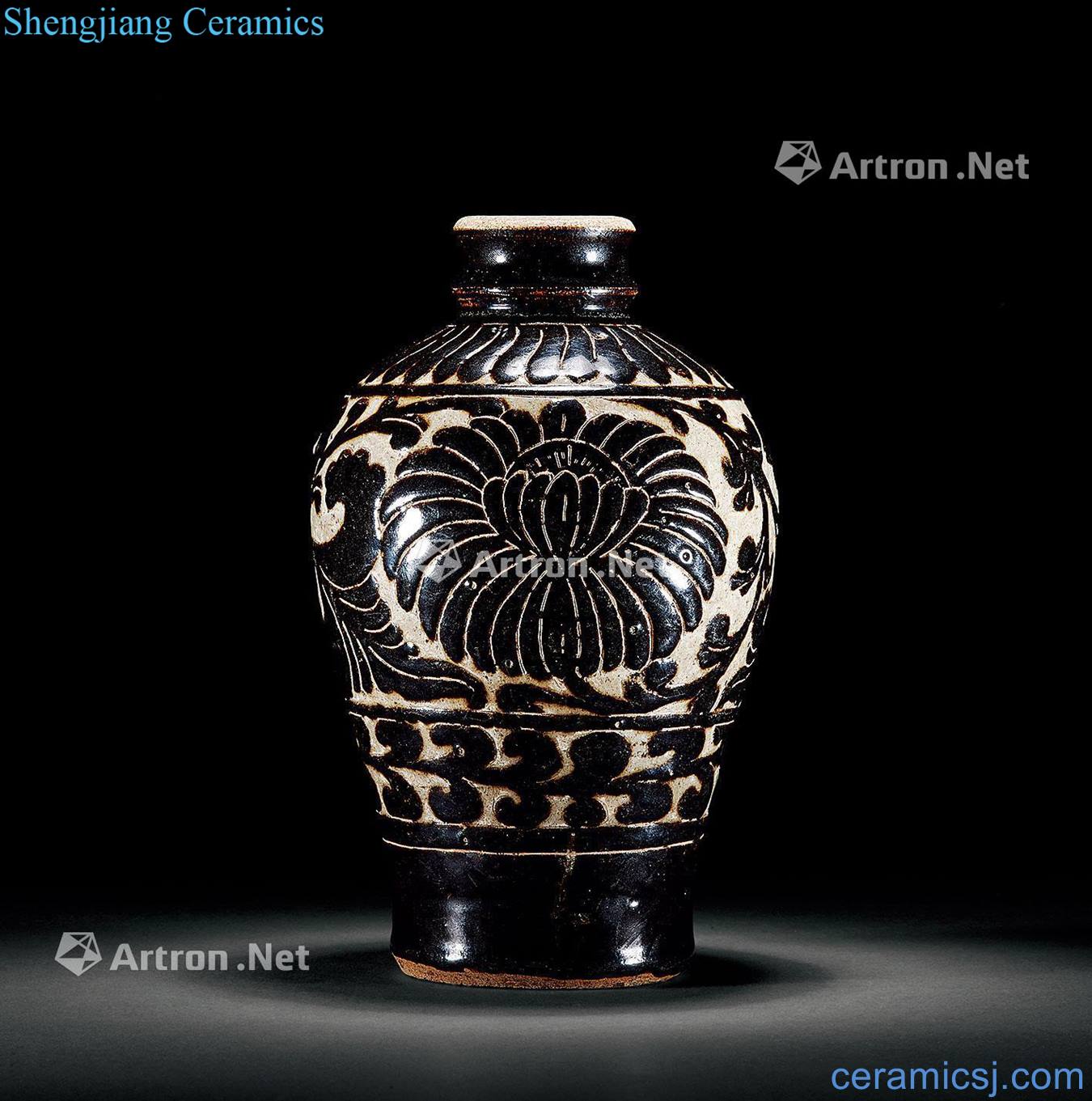 Ming Magnetic state kiln black glaze carved flower flower grain bottle