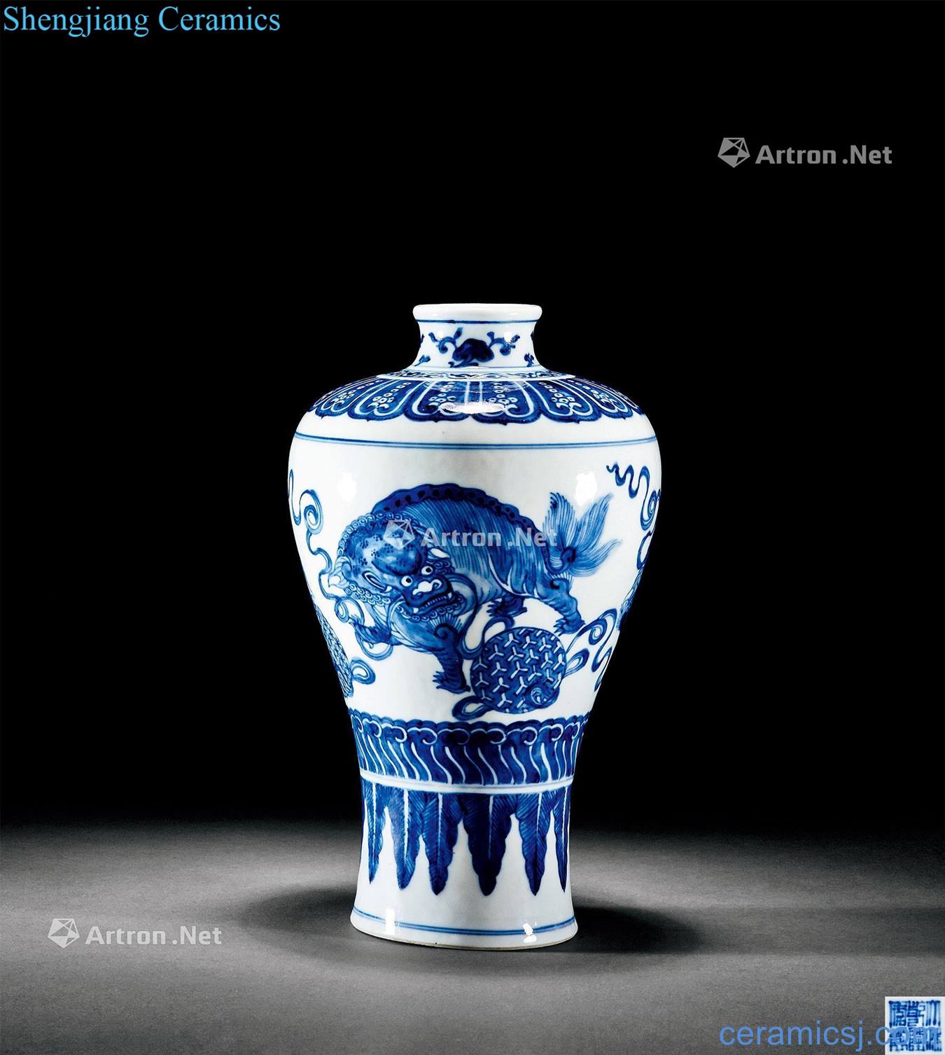 Qing qianlong Blue and white three lions play ball grain mei bottle