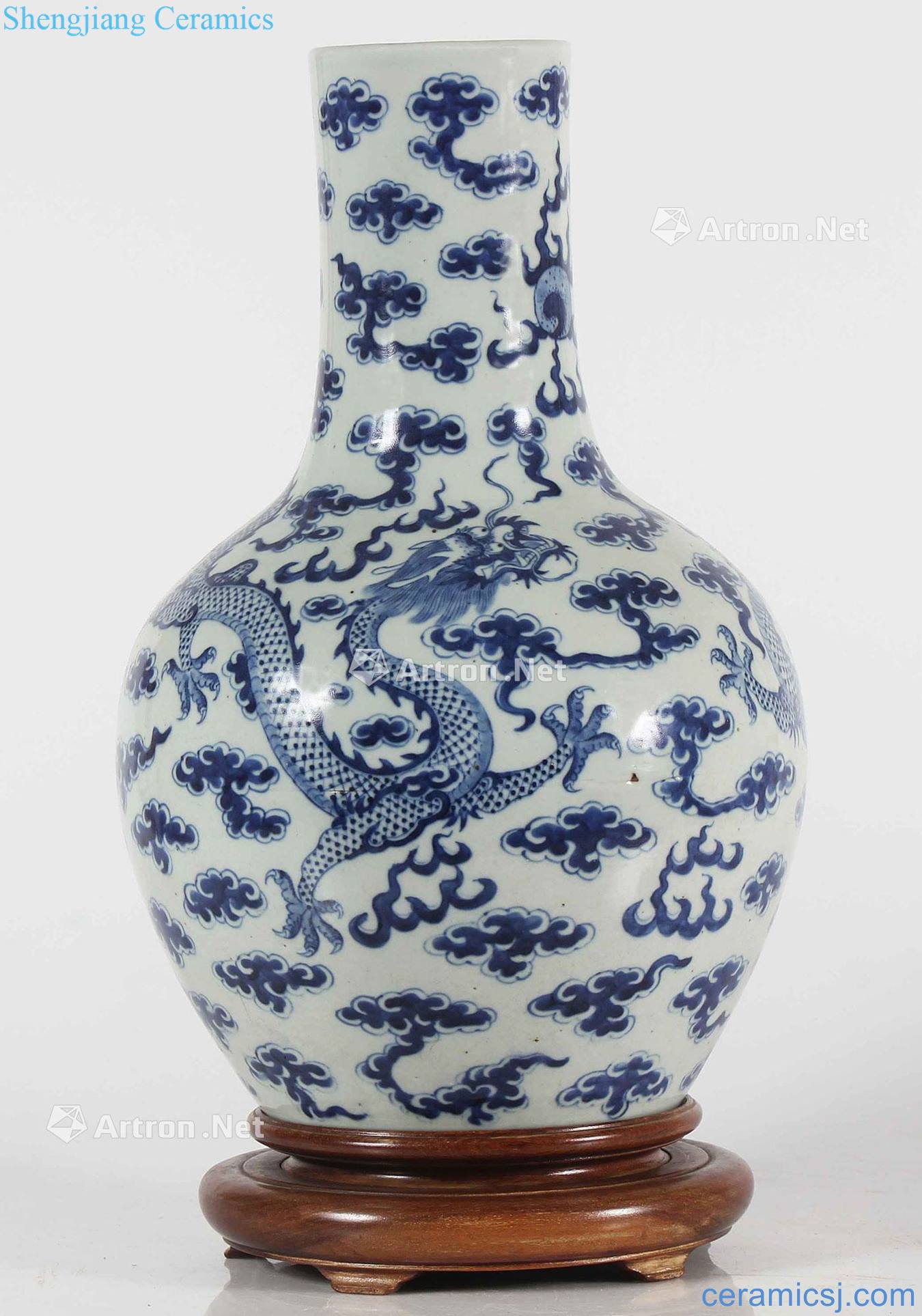 THE 19 th century A PORCELAIN BLUE AND WHITE VASE made WITH A DRAGON AND WITH MARK AT THE BASECHINA