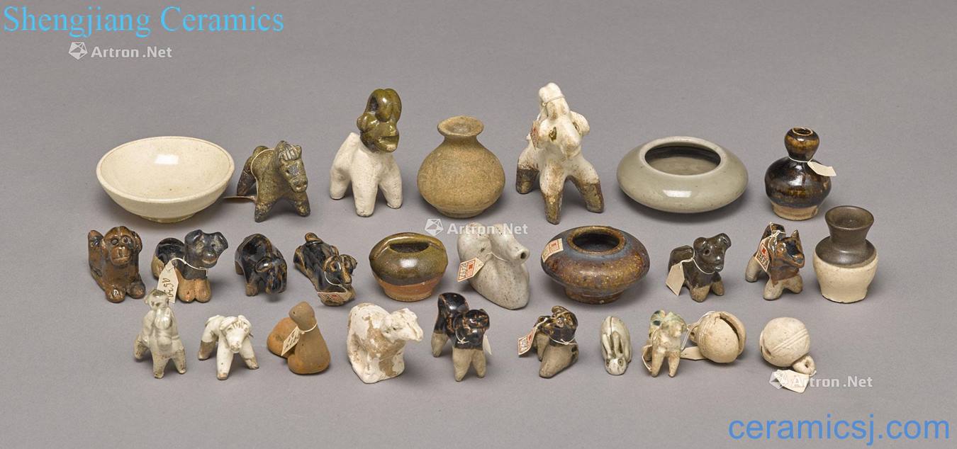 A GROUP OF MINIATURE POTTERY MODELS OF ANIMALS AND CONTAINERS