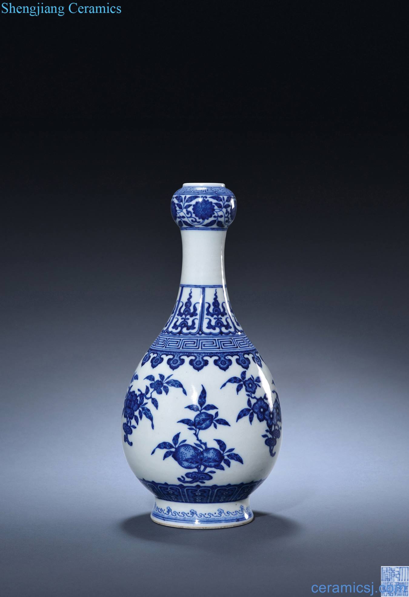 Qing qianlong Blue and white sanduo grain bottle of garlic