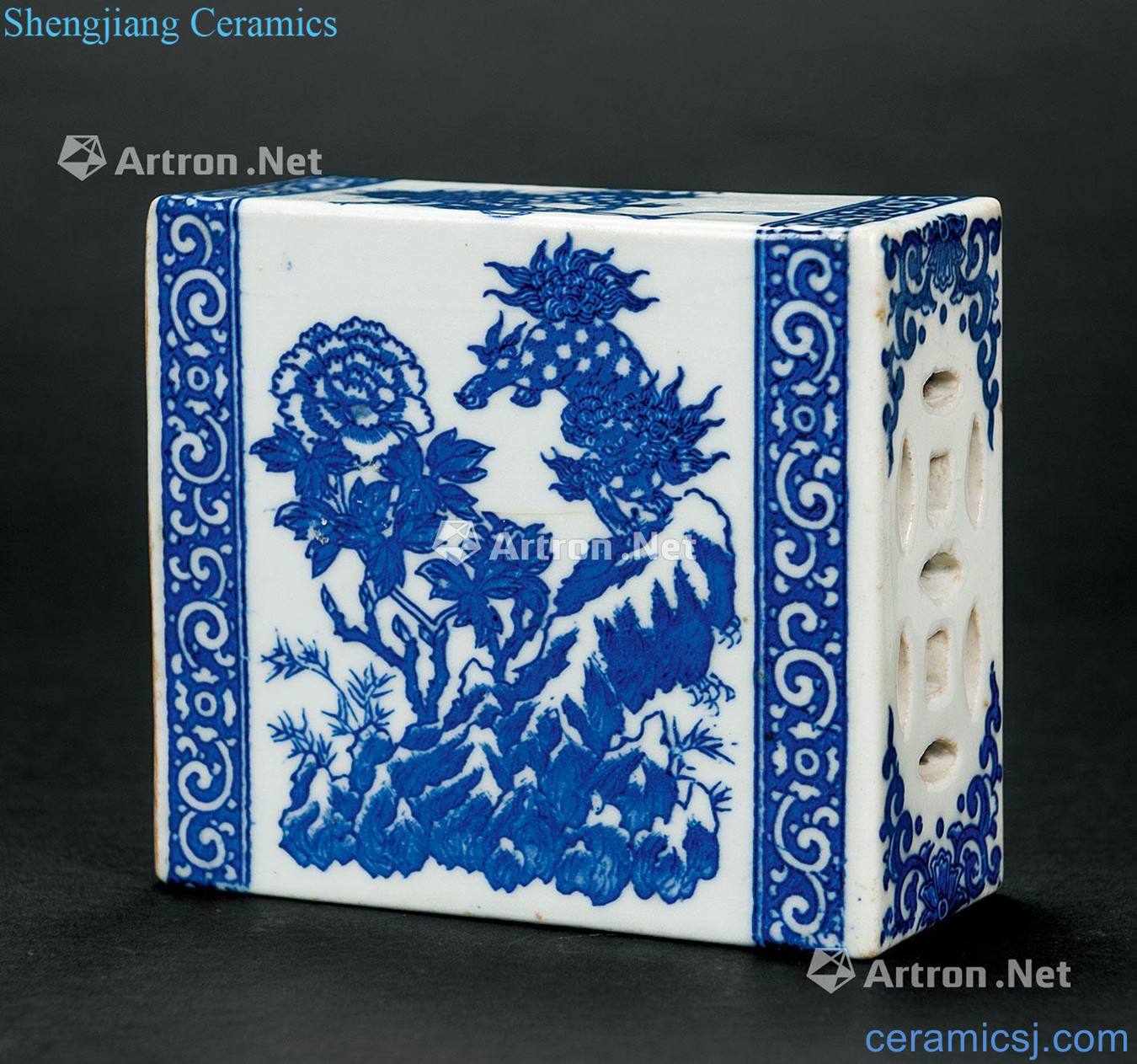 The late qing dynasty blue and white porcelain pillow