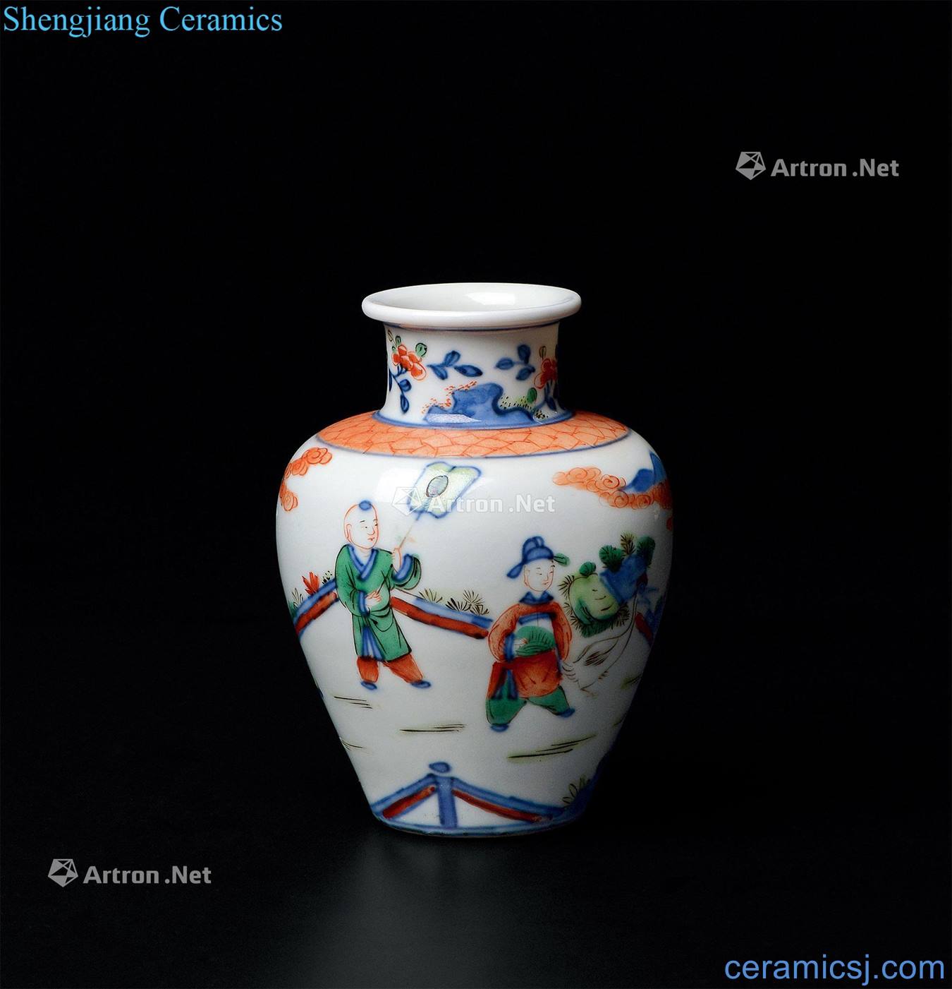 In the qing dynasty colorful YingXiWen small bottle