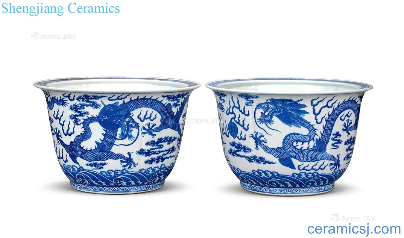 Qing daoguang Blue and white dragon flower pot (a)