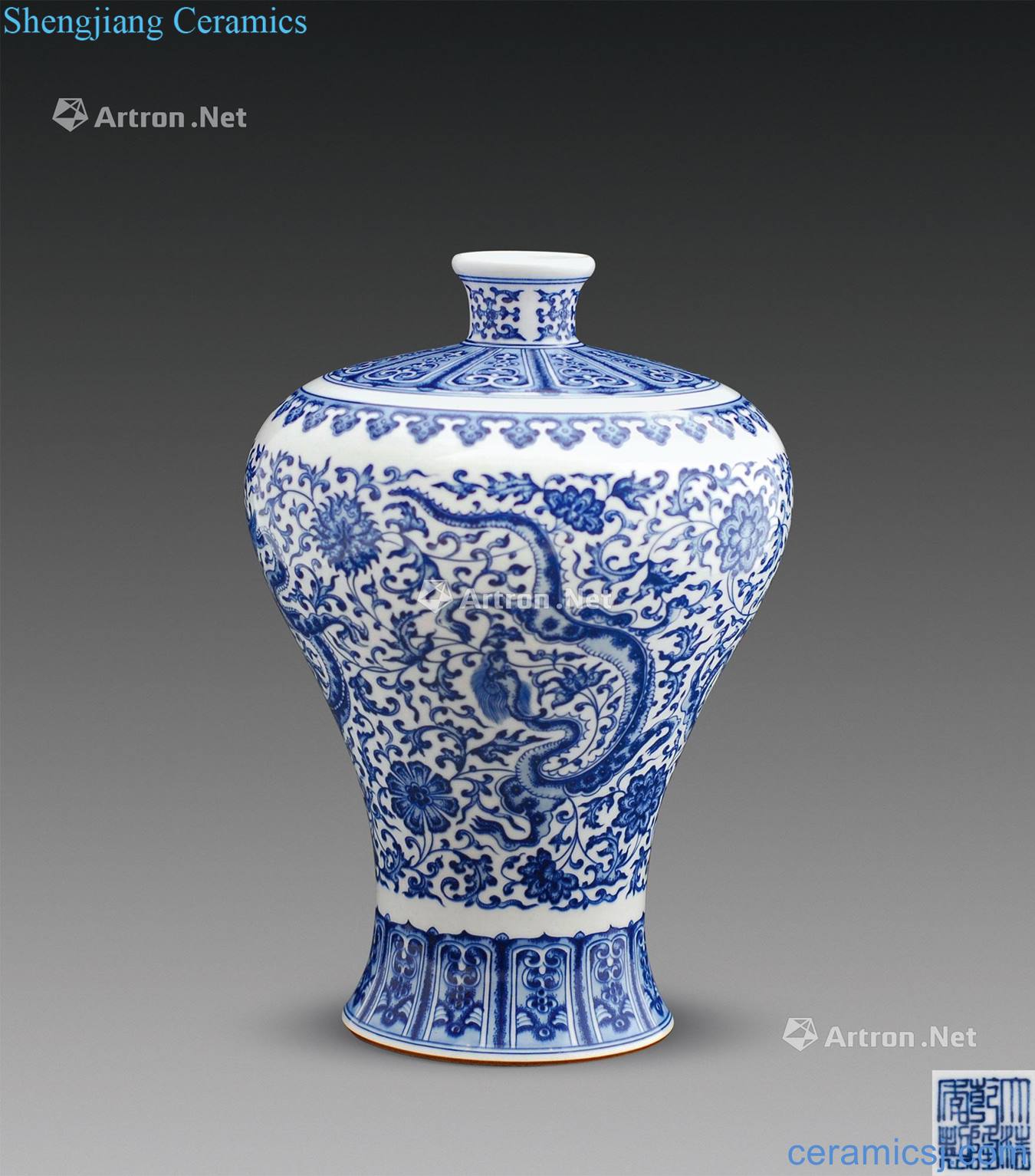 Qing qianlong Blue and white dragon wear pattern mei bottle