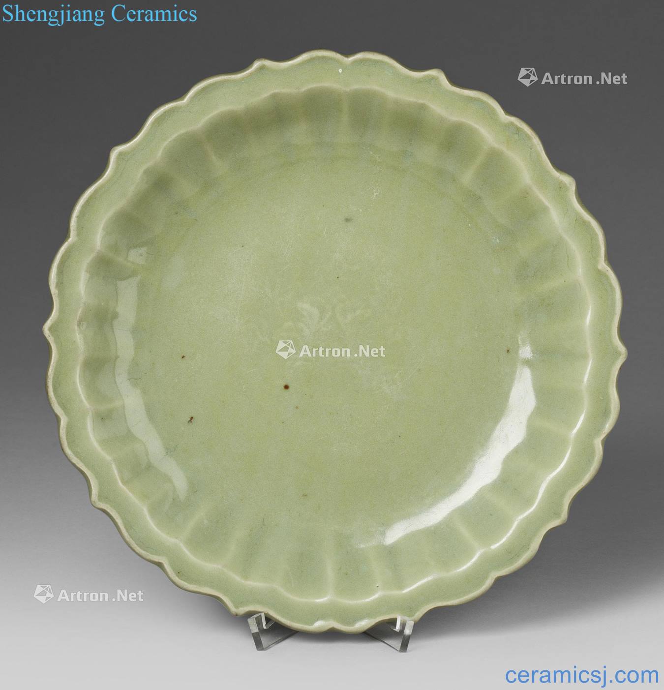 In the Ming dynasty Longquan celadon glaze kwai mouth tray