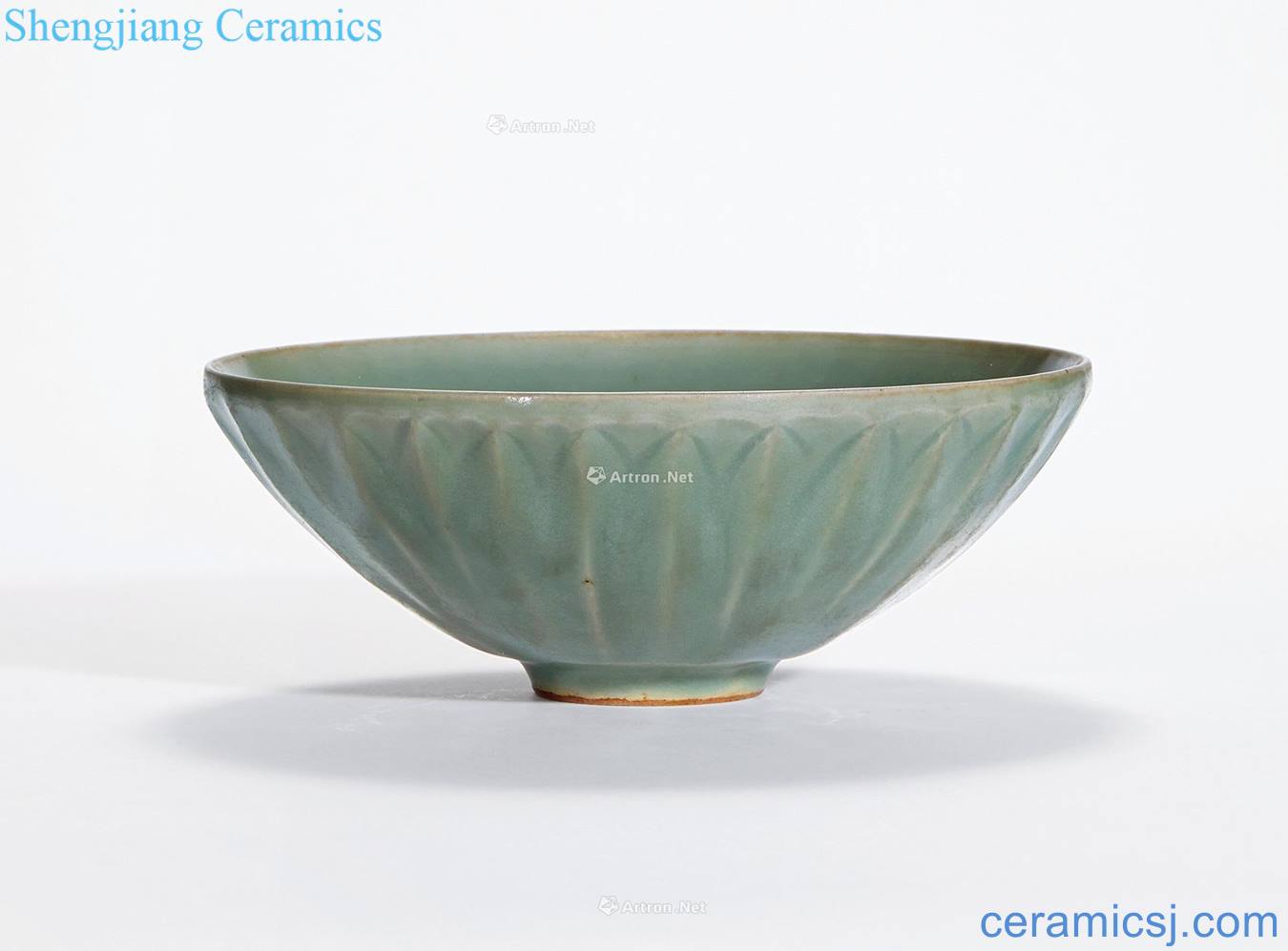 Ming Longquan celadon lotus-shaped bowl