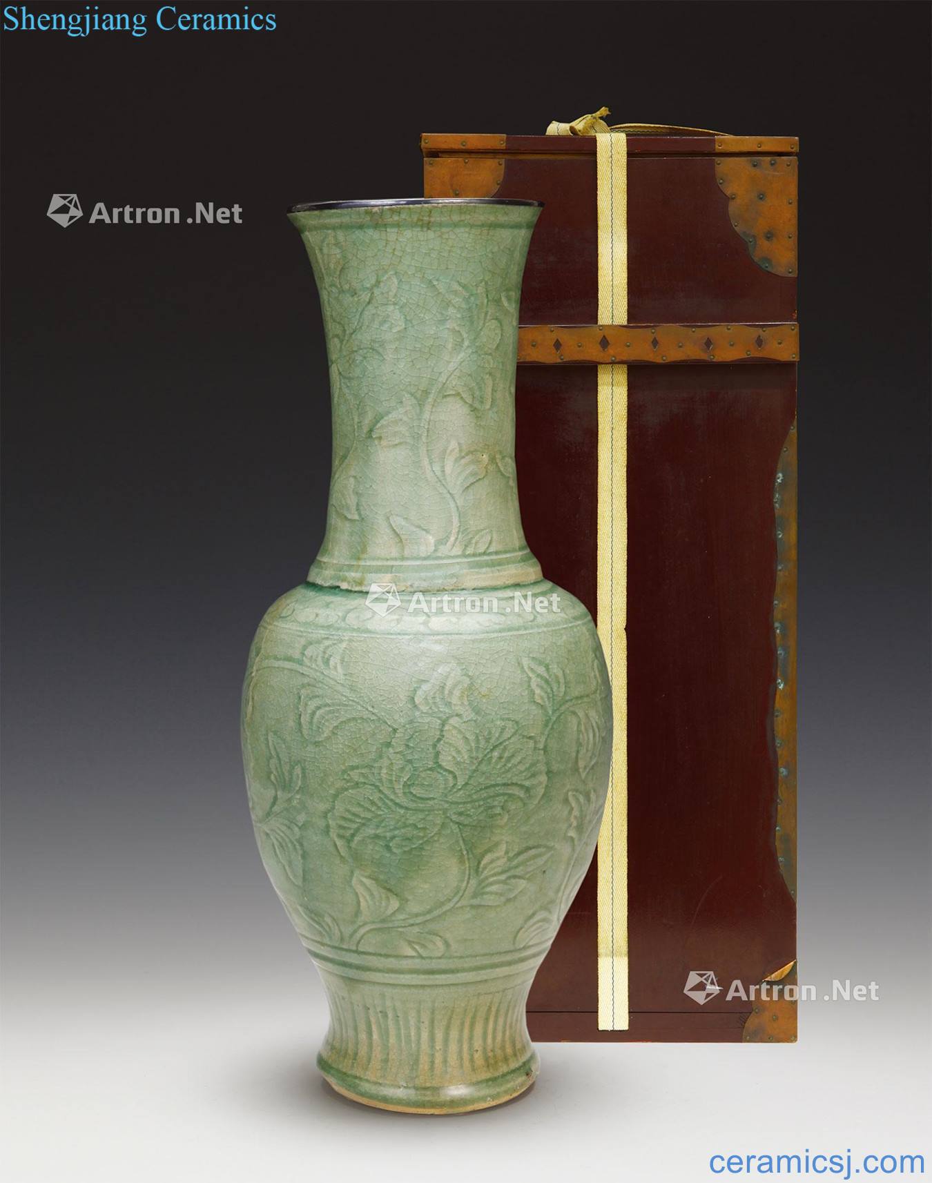 Ming Longquan celadon carved flower grain big bottle
