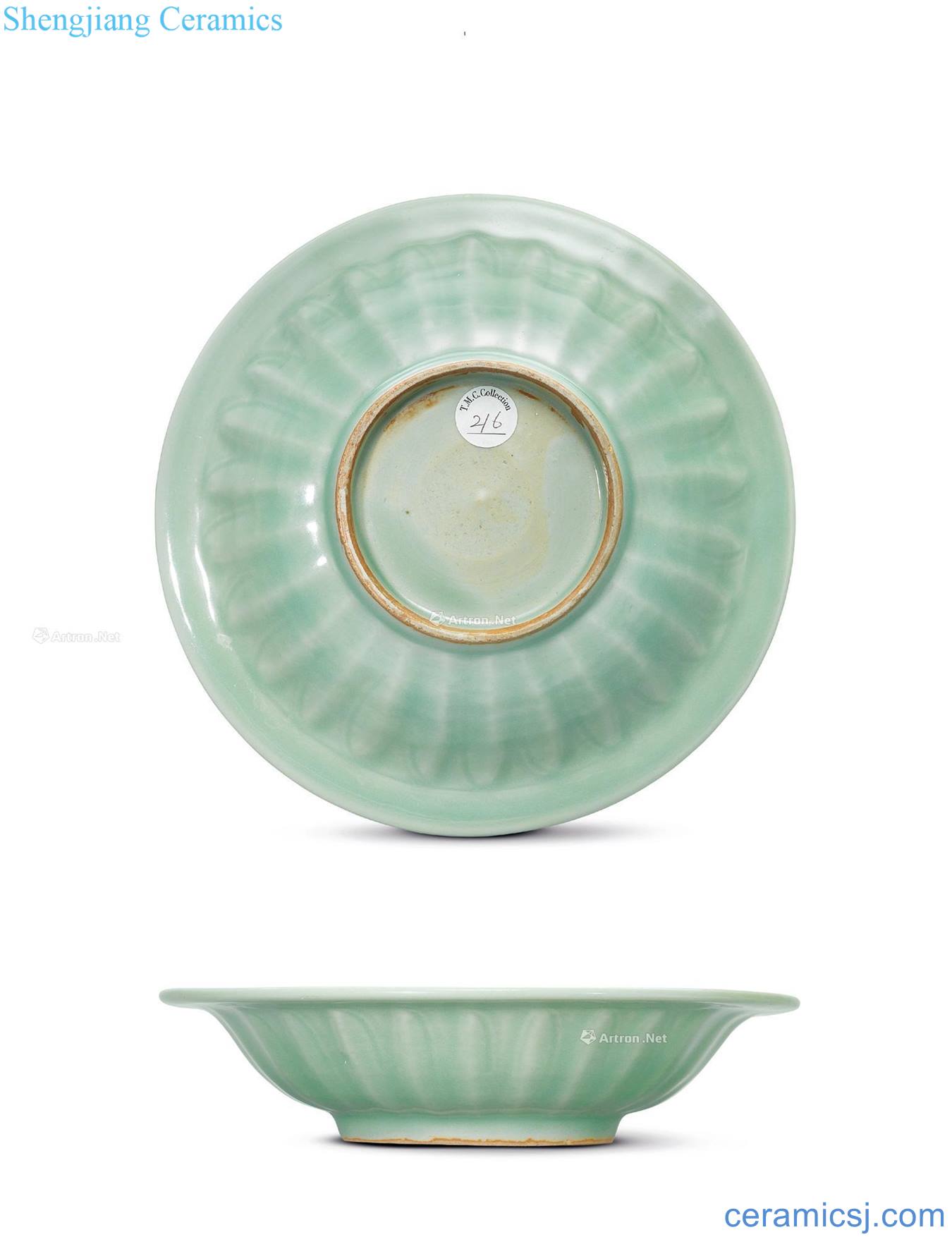 The southern song dynasty Longquan celadon Pisces grain fold along the plate