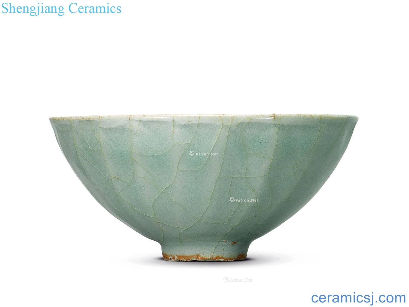 The southern song dynasty Longquan celadon carved lotus-shaped bowl lines