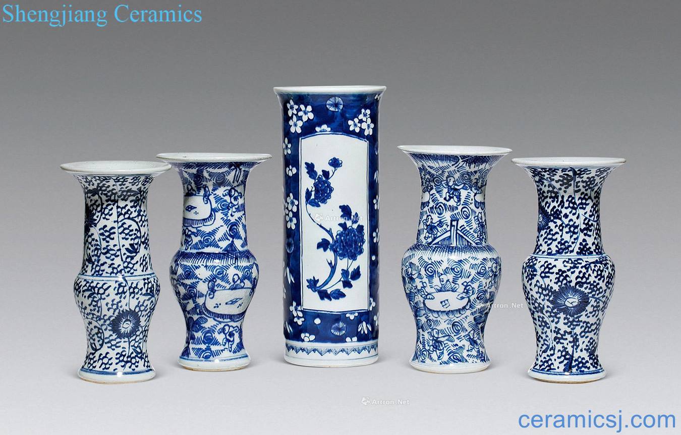 Qing dynasty blue and white flower grain vase with (5)