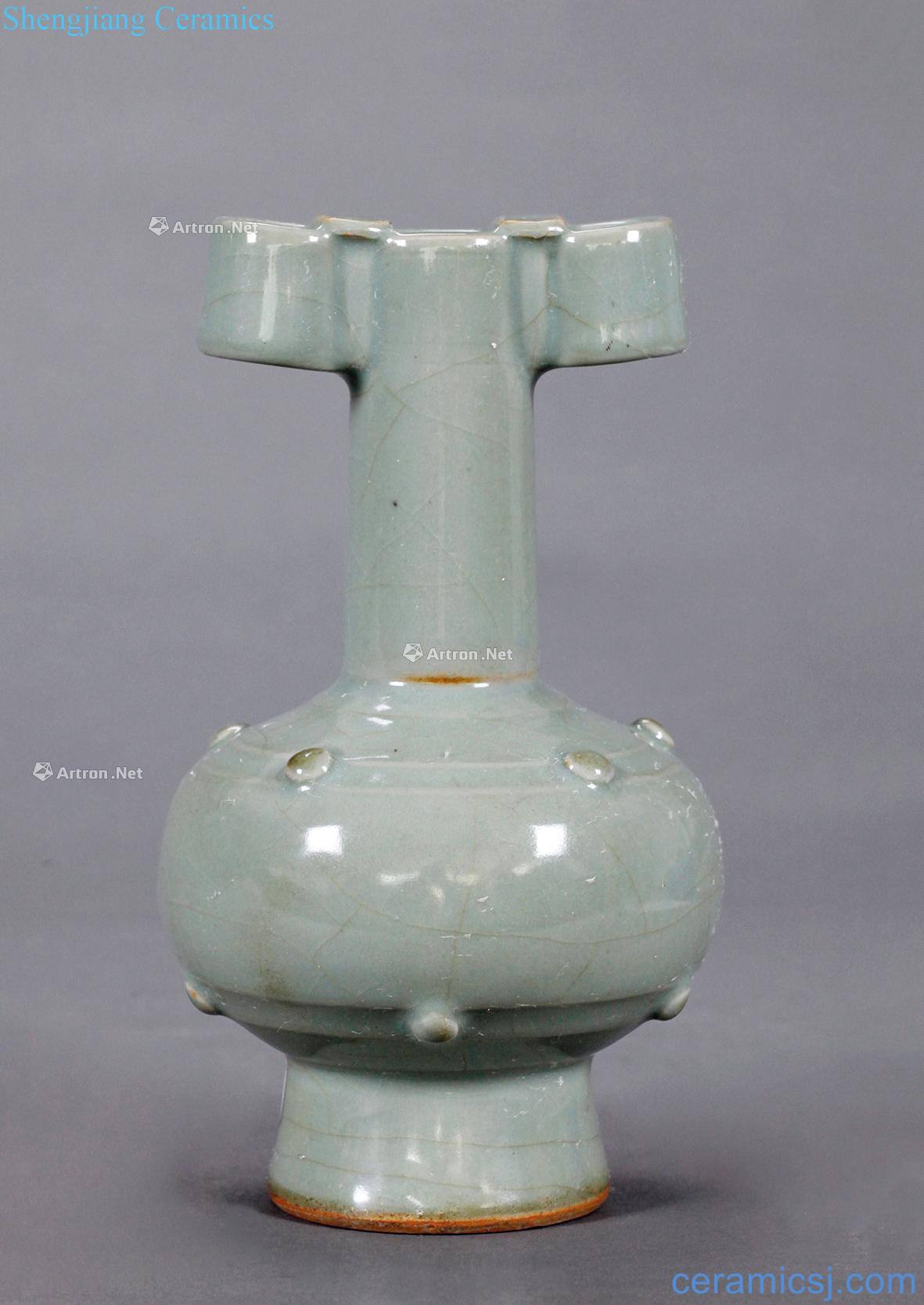 yuan Green glaze vase with a tank