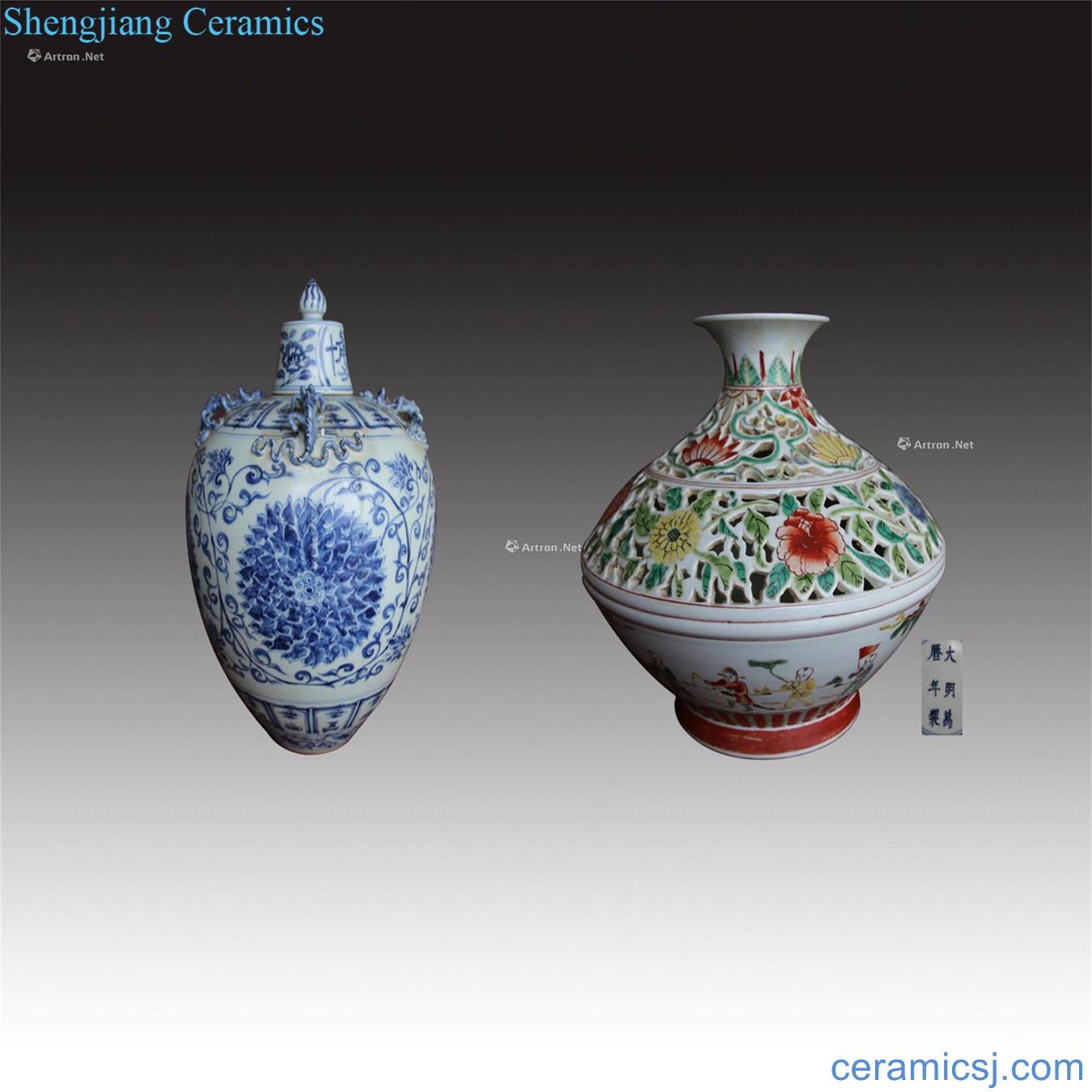 At the end of the yuan Blue and white floral design Colorful hollow out bottle