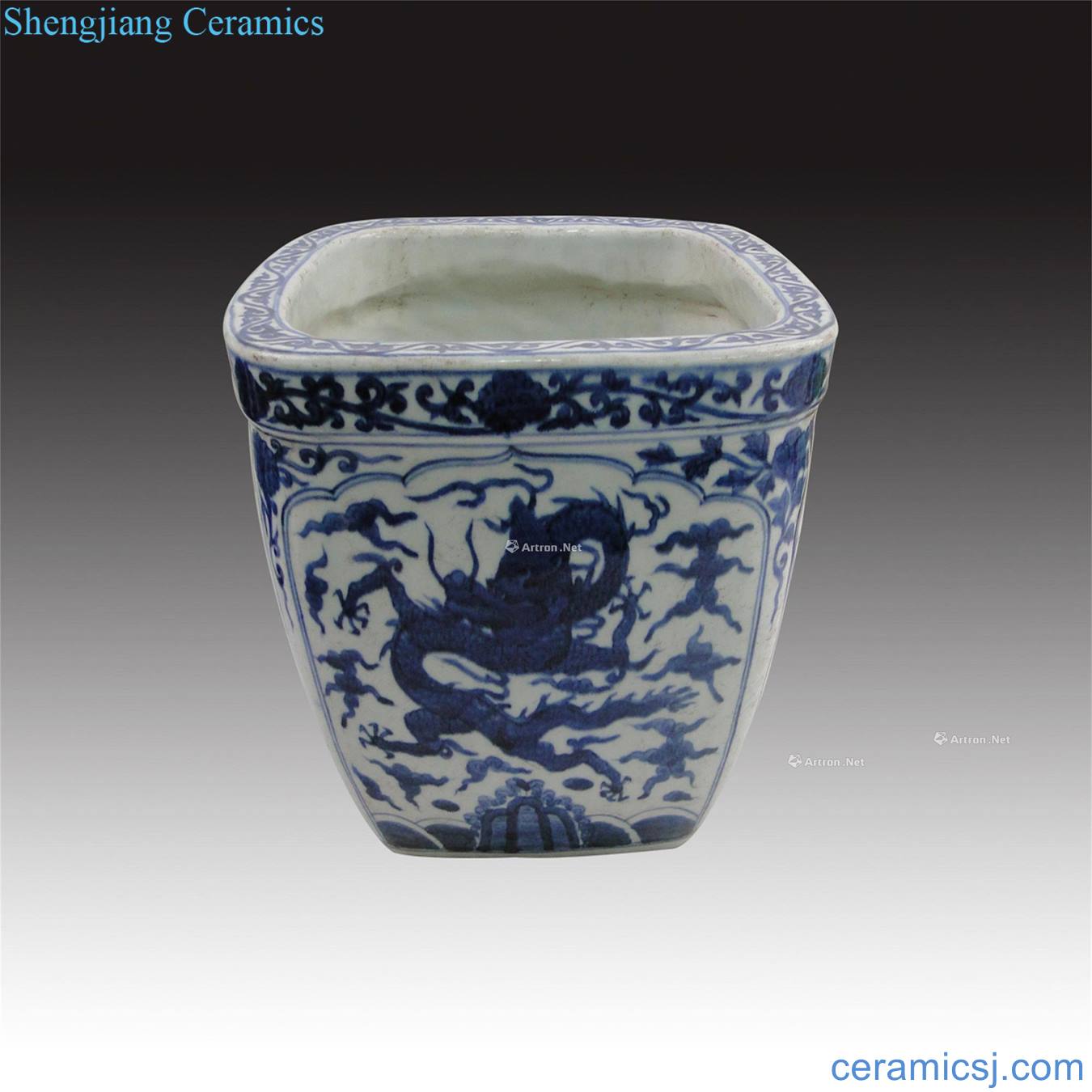 In the Ming dynasty Blue and white YunLongWen square cylinder