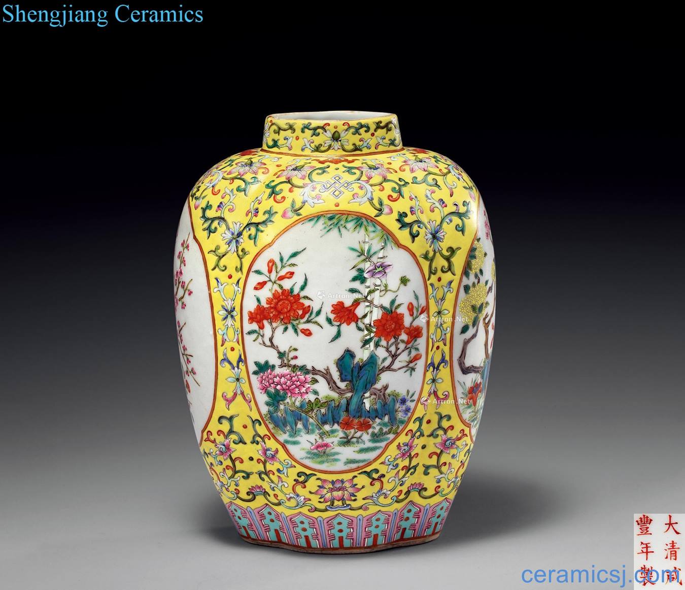 Qing xianfeng Huang famille rose medallion haitang flowers type bottle