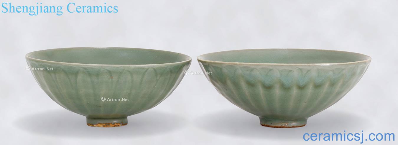 The southern song dynasty Longquan celadon green glaze chrysanthemum petals green-splashed bowls (a)