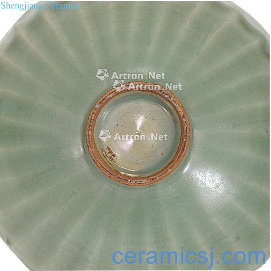 The southern song dynasty Longquan celadon green glaze chrysanthemum petals green-splashed bowls (a)