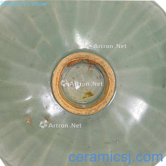 The southern song dynasty Longquan celadon green glaze chrysanthemum petals green-splashed bowls (a)