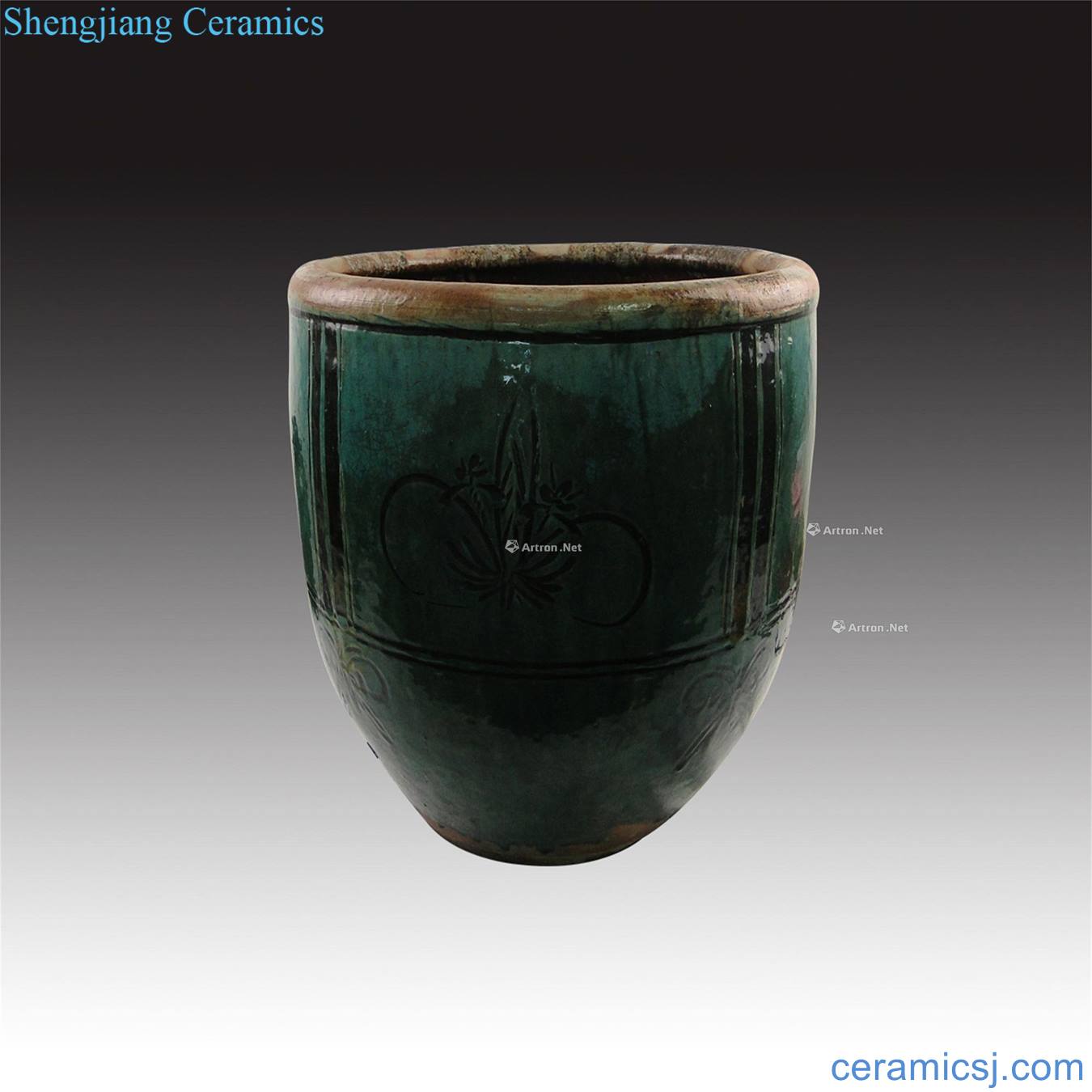 In the Ming dynasty Malachite green glaze painting of flowers and VAT