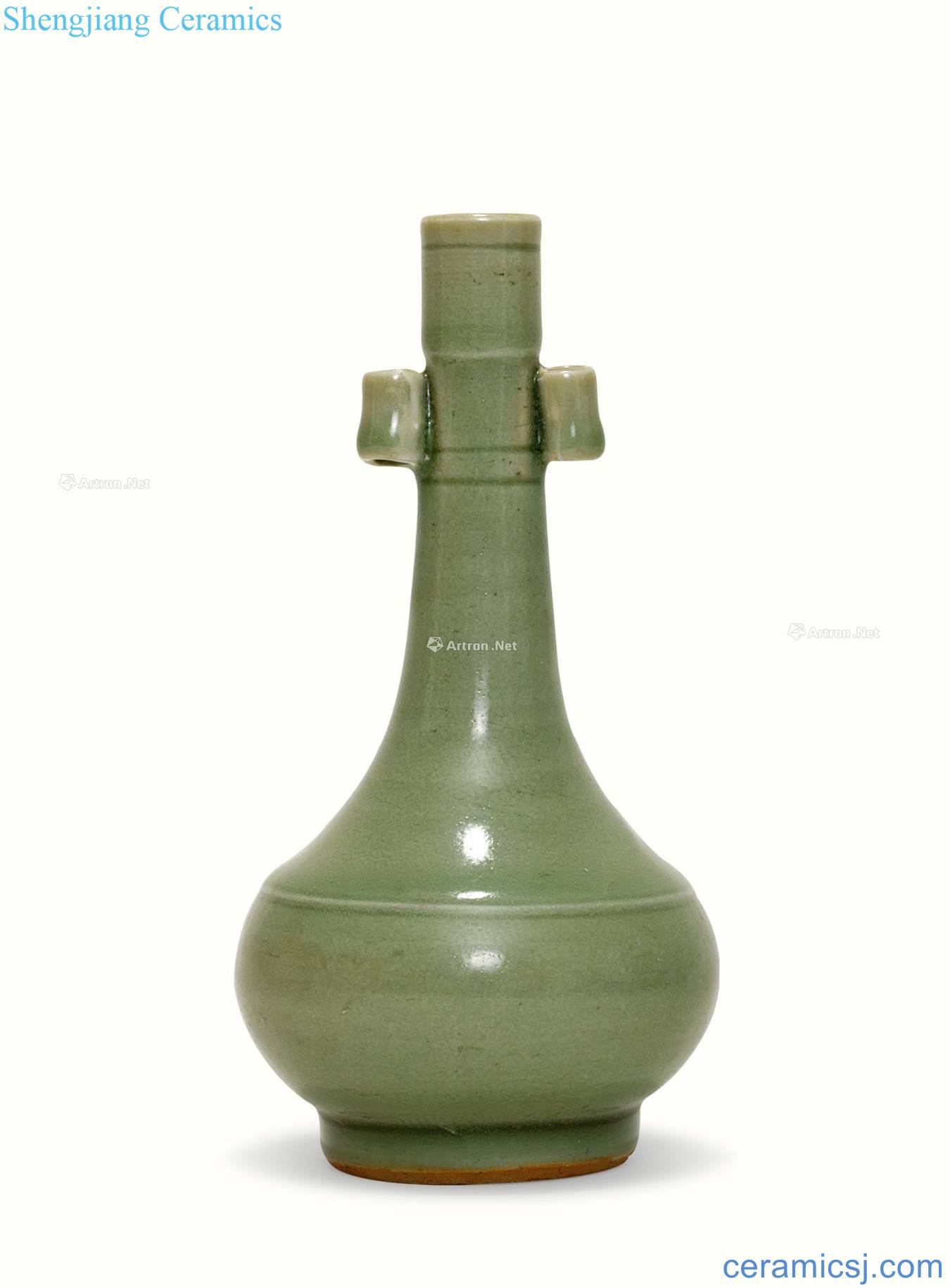 And the early yuan dynasty Longquan green glaze vase with a long neck injection