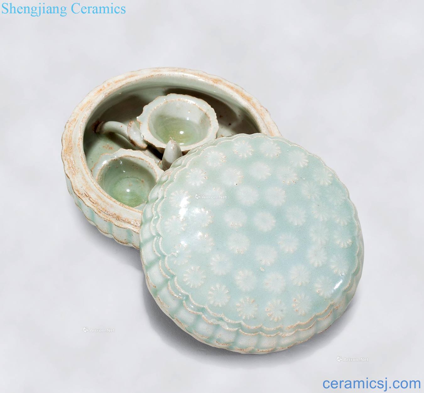 The southern song dynasty shadow blue glaze stamps chrysanthemum grain stored
