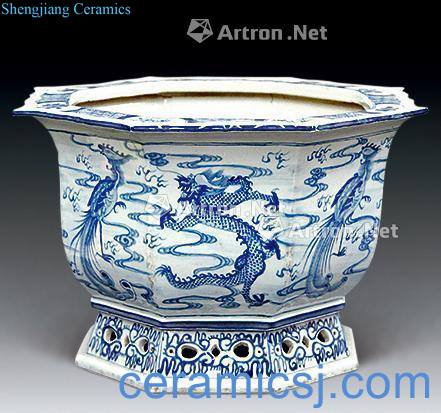 In the qing dynasty Blue and white longfeng pot