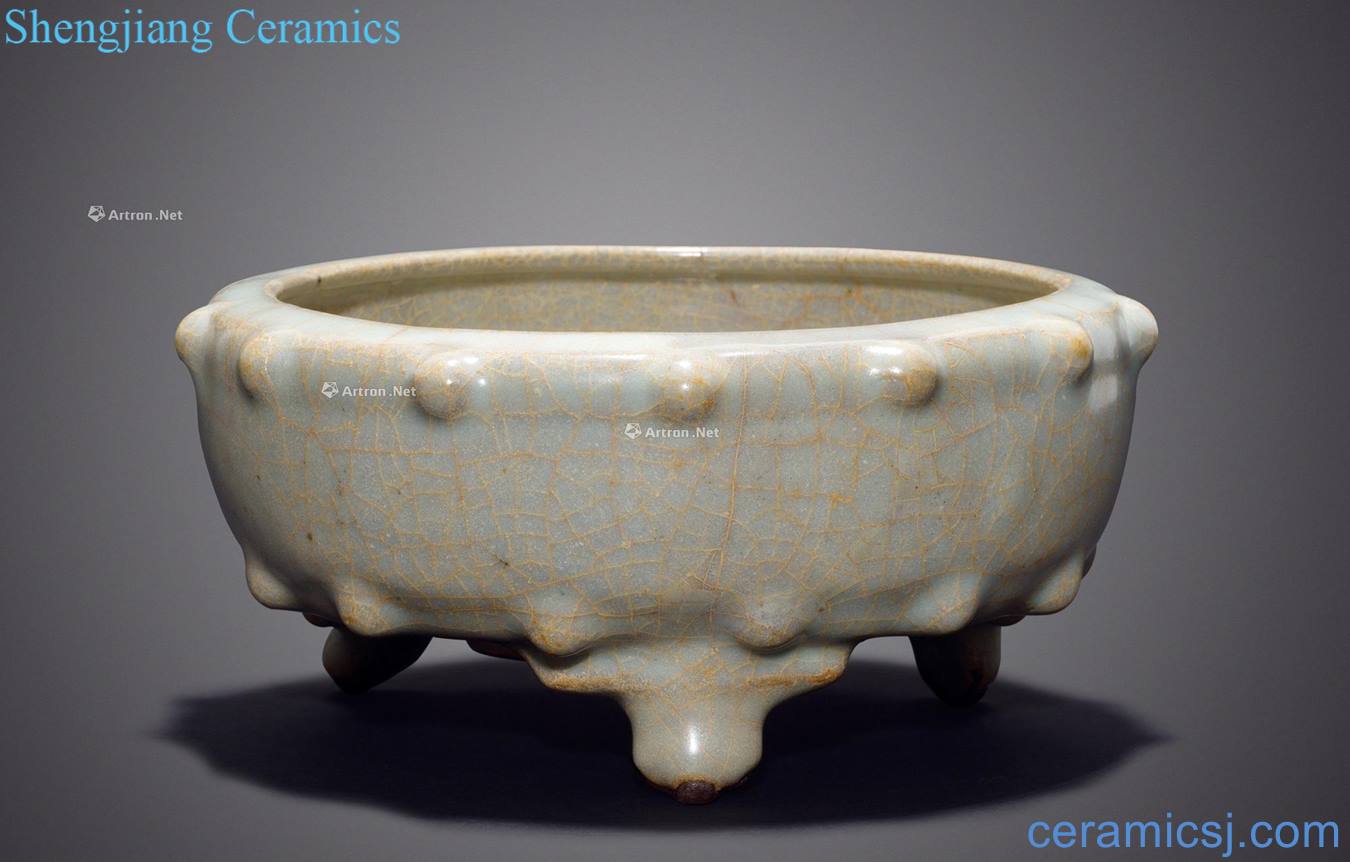The southern song dynasty Elder brother kiln green glaze nail grain furnace with three legs