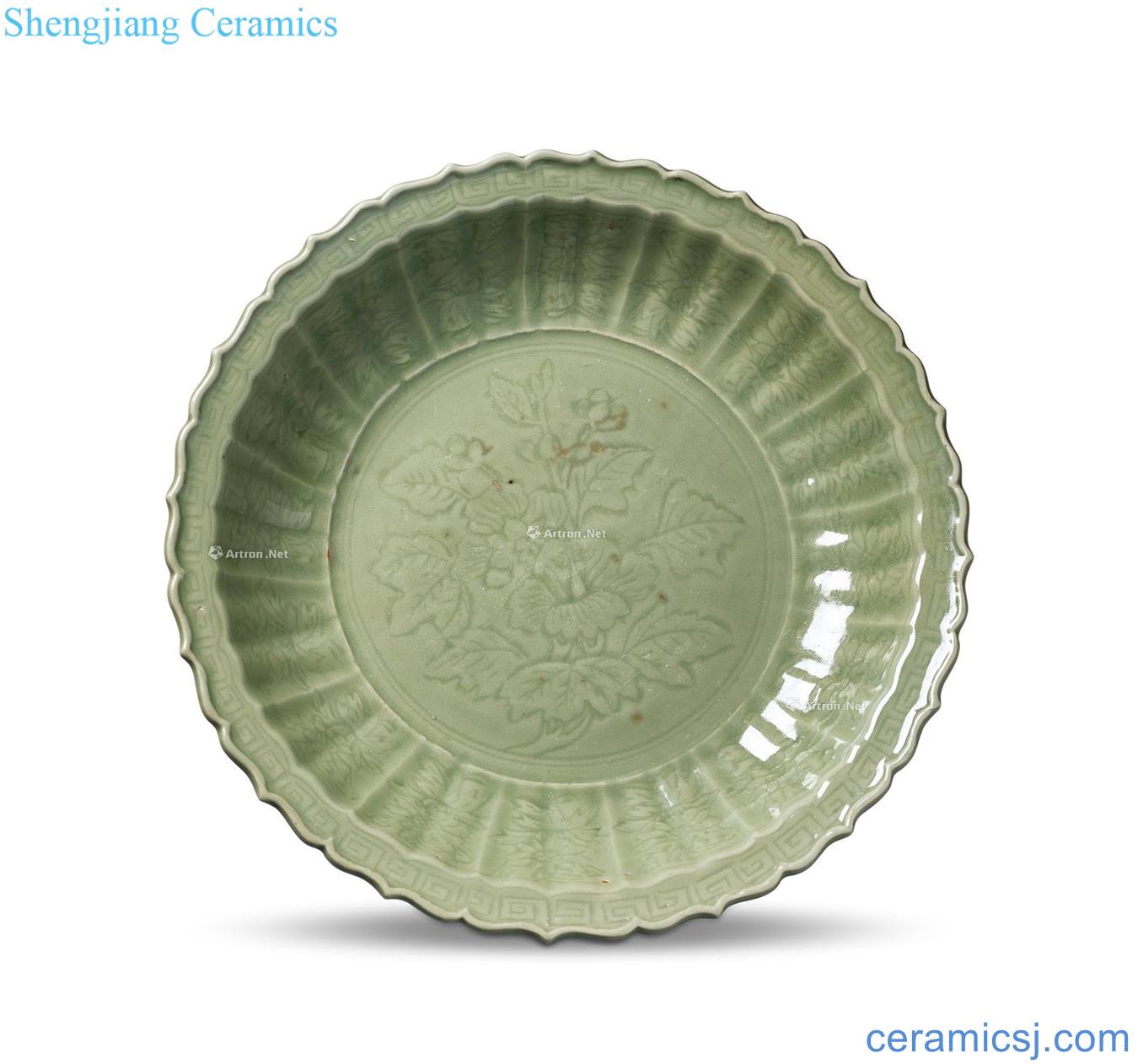 Ming yongle Longquan celadon shallow carved flower grain flower mouth fold along the plate