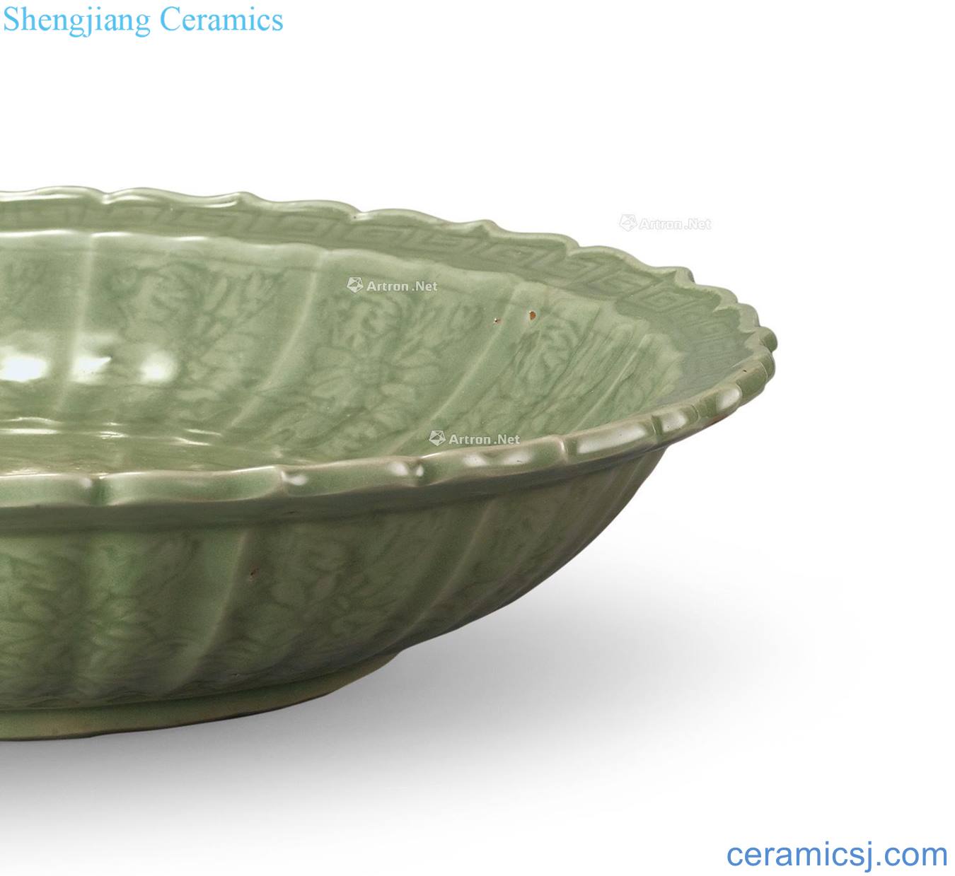 Ming yongle Longquan celadon shallow carved flower grain flower mouth fold along the plate