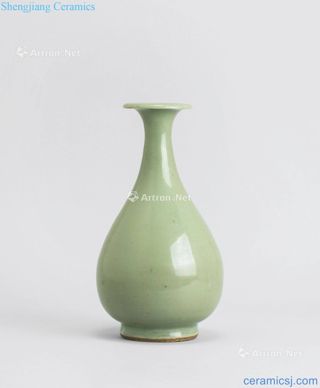 In the Ming dynasty Longquan celadon okho spring bottle